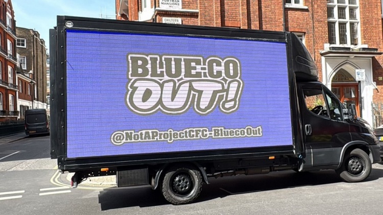 开云网页版-切尔西球迷组织租用数字广告车抗议：BlueCo Out！